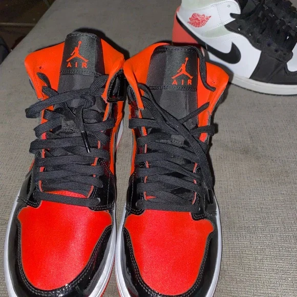 Air Jordan 1 Mid - Picture 1 of 4